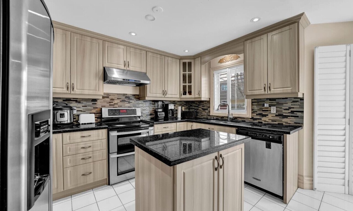 East Credit House | Bright & Private Queen Suite with Modern Amenities