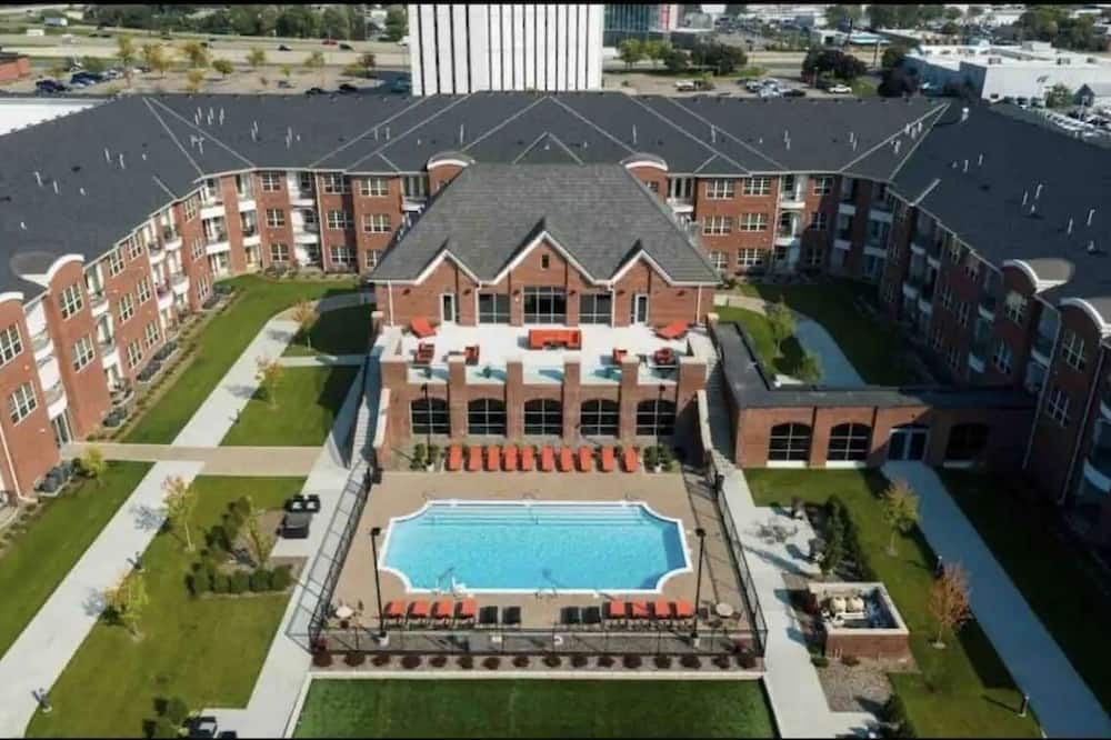 West Bloomington Condo | Poolside Paradise near Mall of America & MSP
