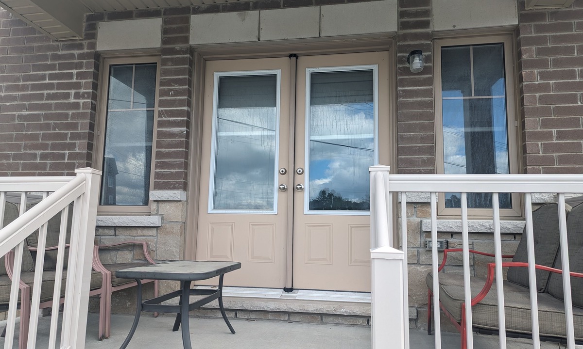 Bowmanville House | Cozy ensuite w/seperate entrance & balcony, 1 minute to grocery and Rotary Park