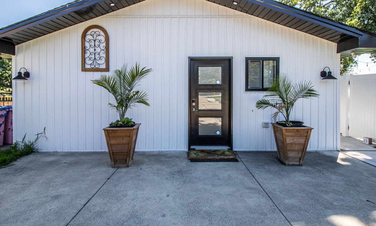 Lakeshore House | 2 bdr Belle River retreat