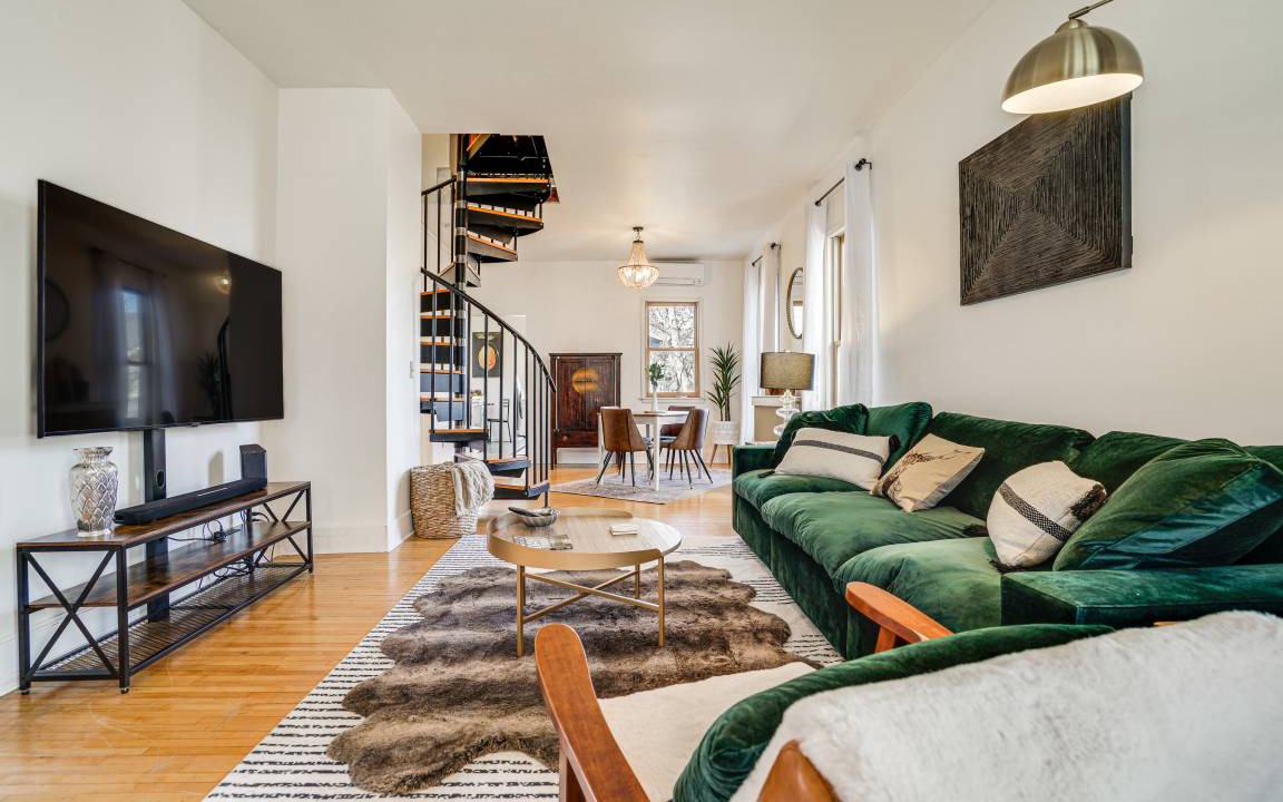 Photo of Livingroom in Summit - University