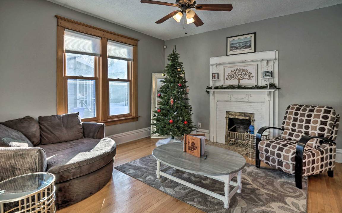 Photo of Livingroom in Summit - University
