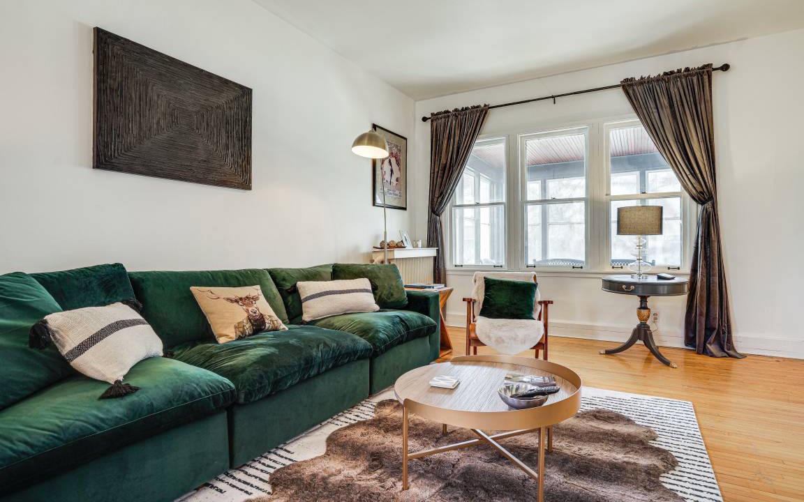 Photo of Livingroom in Summit - University