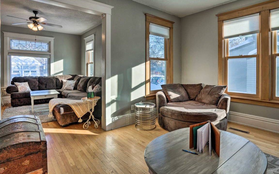 Photo of Livingroom in Summit - University