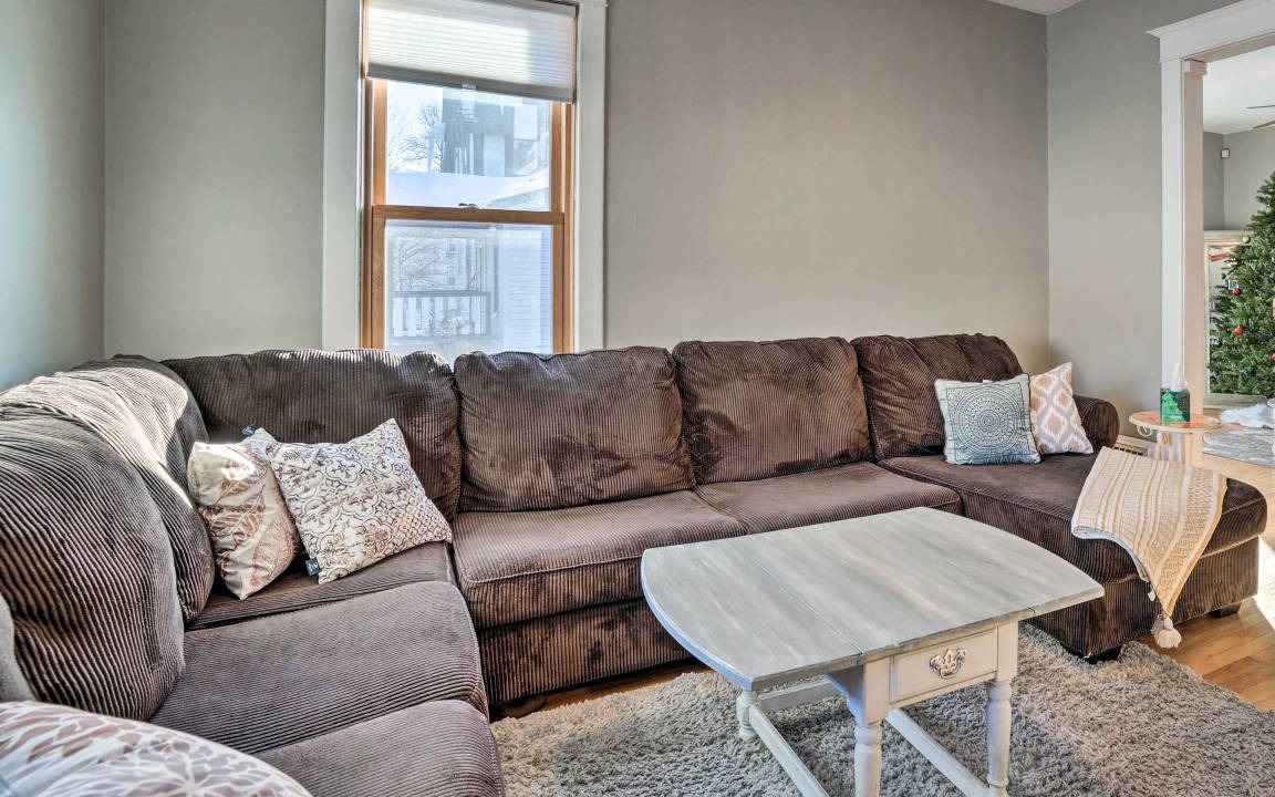 Photo of Livingroom in Summit - University