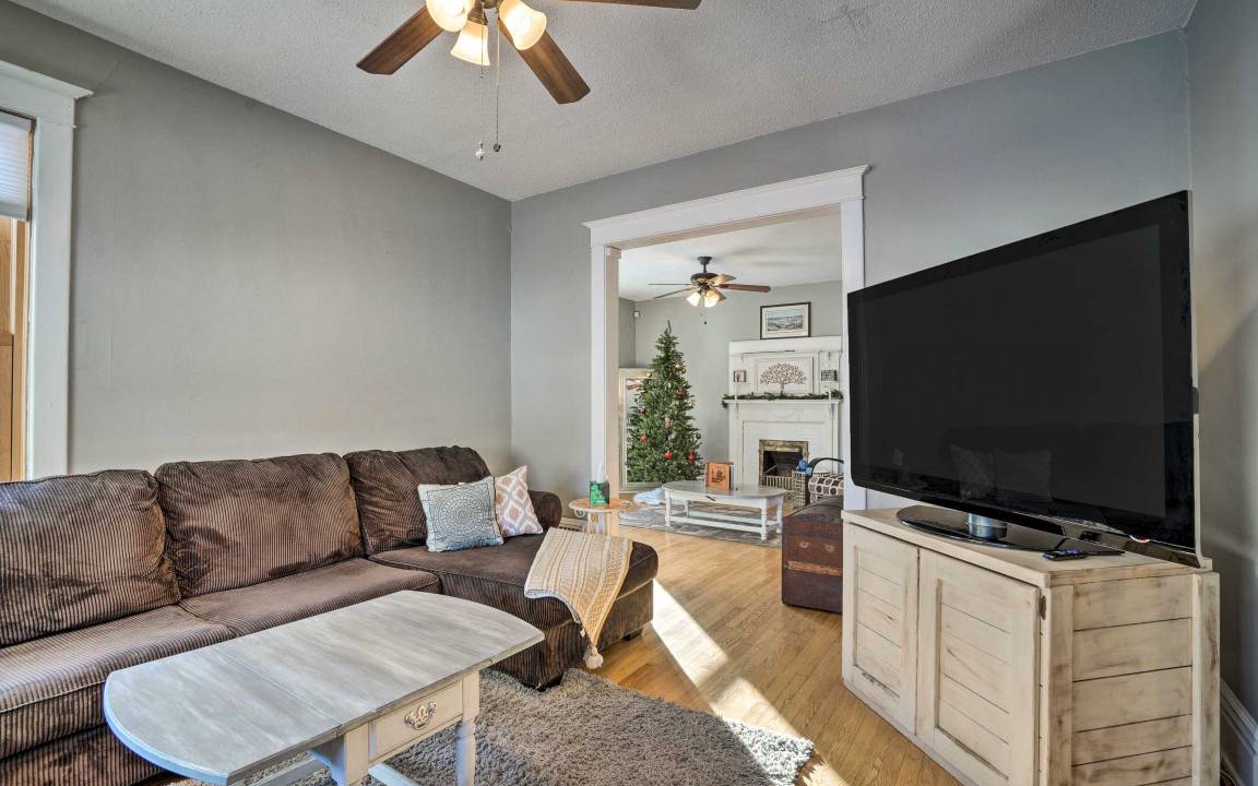 Photo of Livingroom in Summit - University