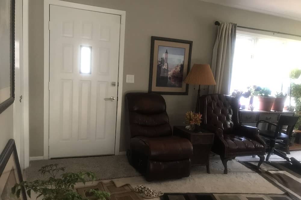 Photo of Livingroom in East Bloomington