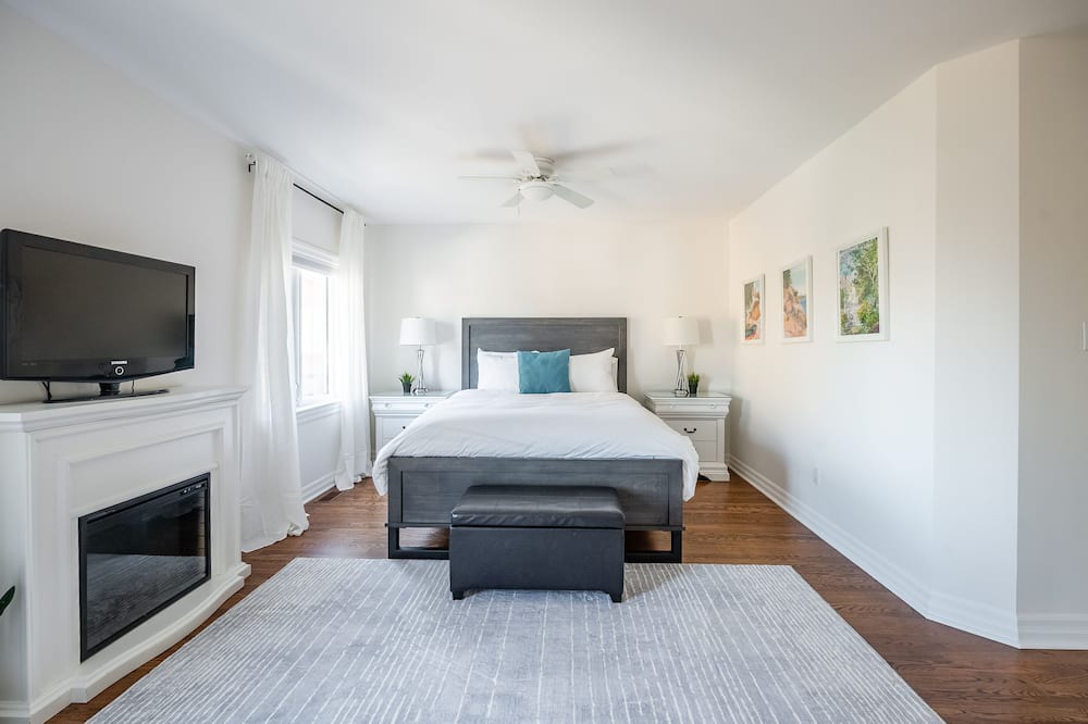 Photo of Livingroom in East York