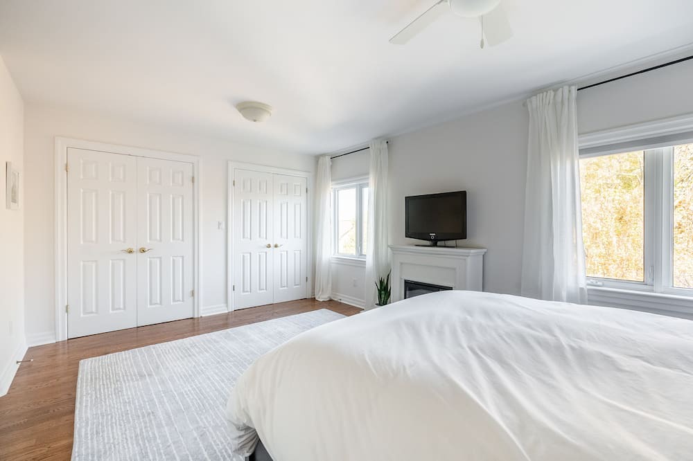 Photo of Livingroom in East York
