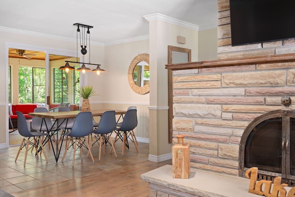 Photo of Livingroom in Kettle Point 44