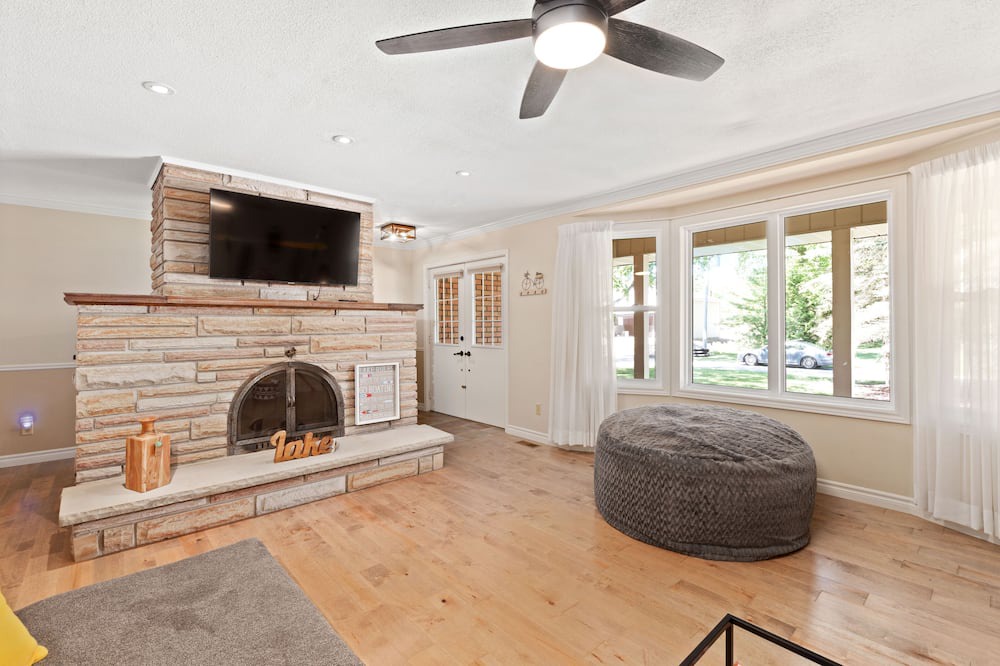 Photo of Livingroom in Kettle Point 44