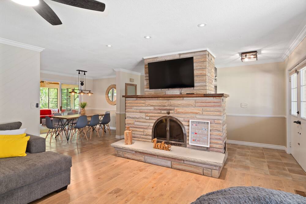 Photo of Livingroom in Kettle Point 44