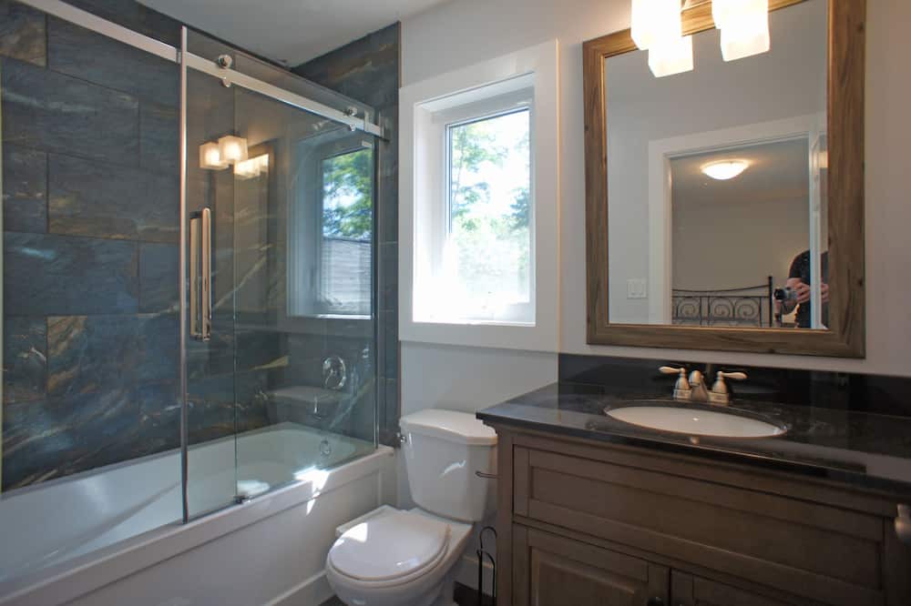 Photo of Bathroom in Dysart et al