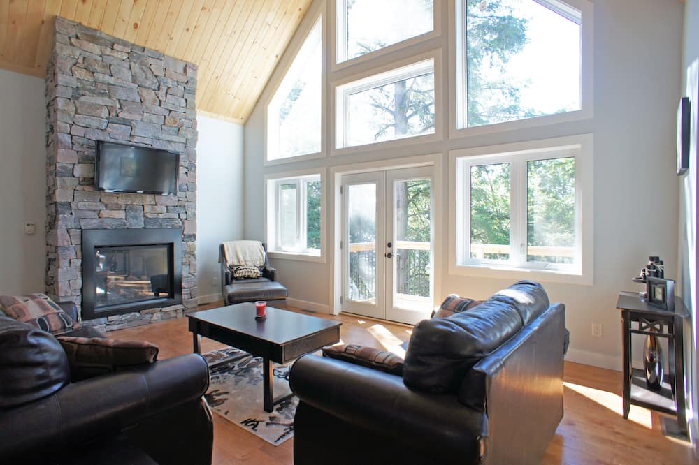 Photo of Livingroom in Dysart et al
