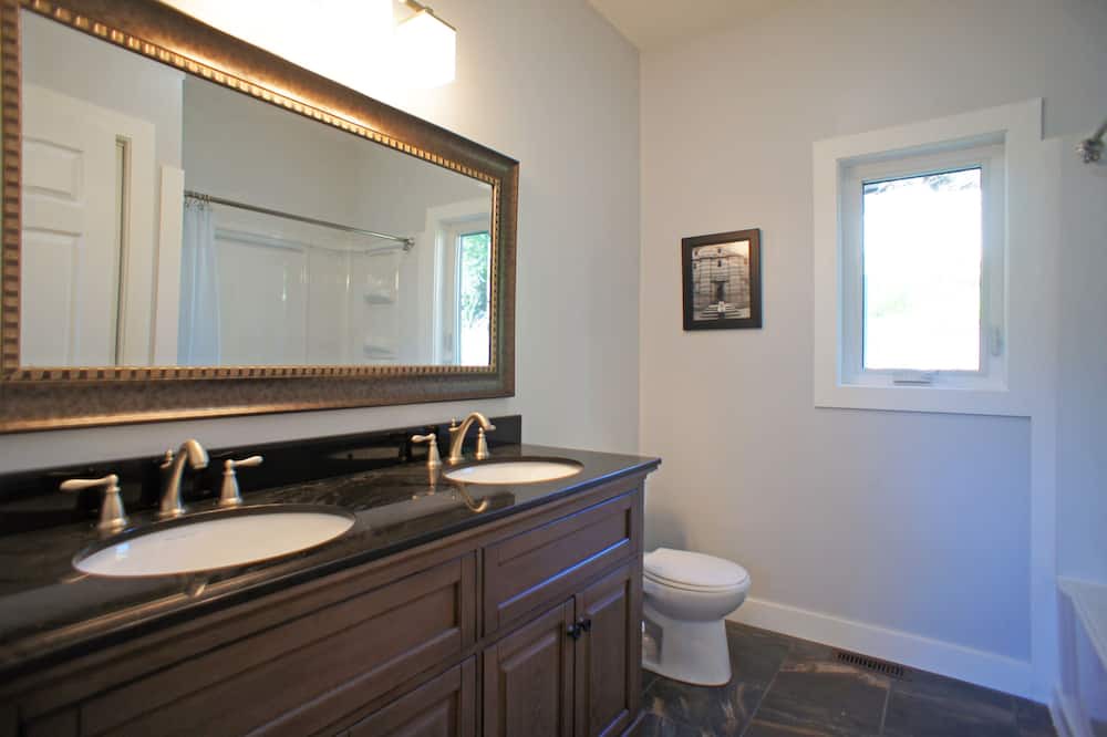 Photo of Bathroom in Dysart et al