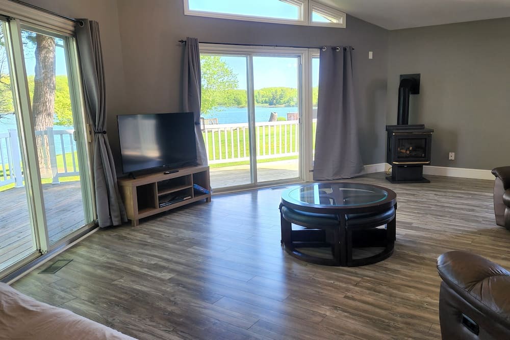 Photo of Livingroom in Front of Yonge