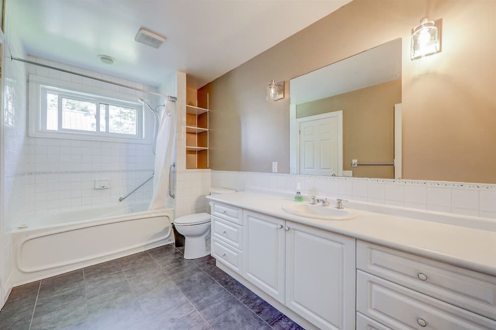 Photo of Bathroom in Rosedale