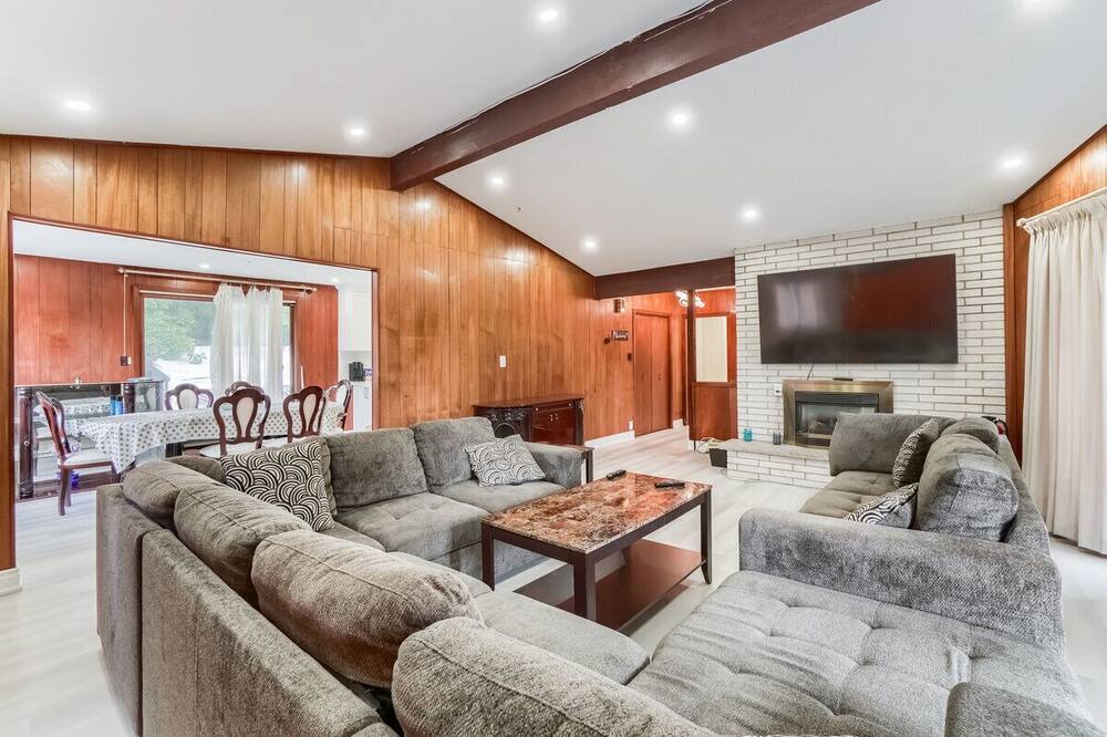 Photo of Livingroom in Caledon