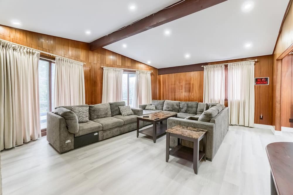 Photo of Livingroom in Caledon