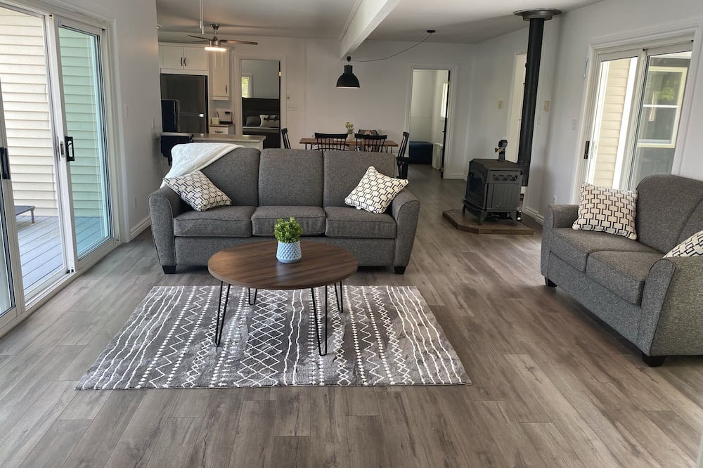 Photo of Livingroom in Central Frontenac