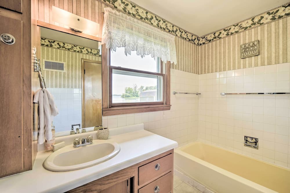 Photo of Bathroom in Lindstrom
