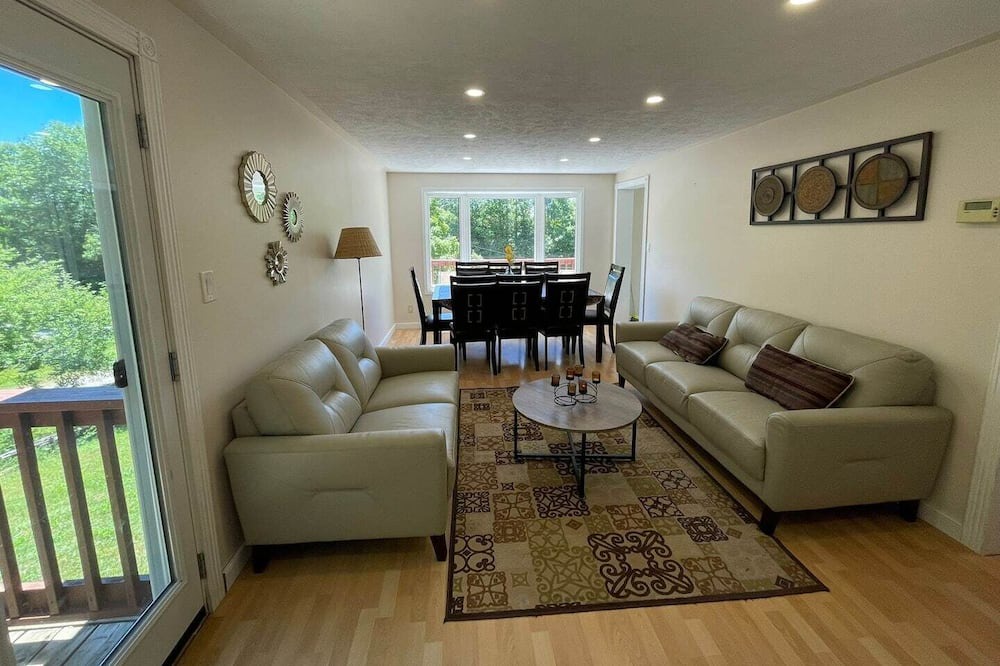 Photo of Livingroom in Georgian Bluffs
