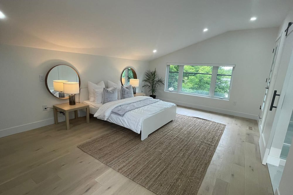 Photo of Bedroom in Birch Cliff