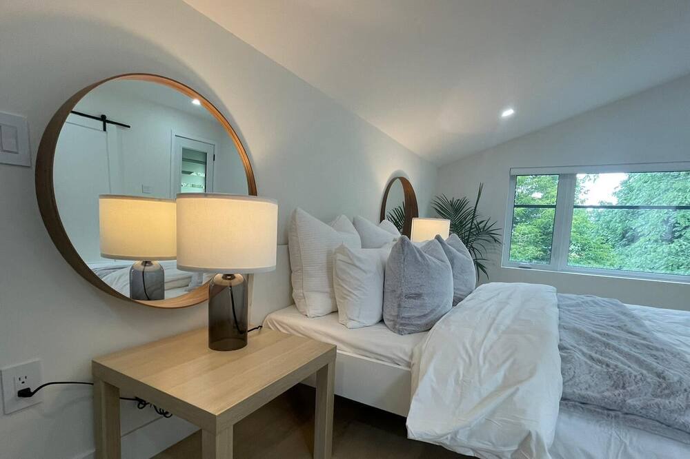 Photo of Bedroom in Birch Cliff