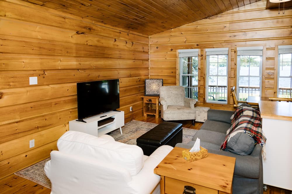Photo of Livingroom in Haliburton