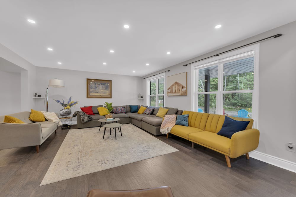 Photo of Livingroom in Scugog
