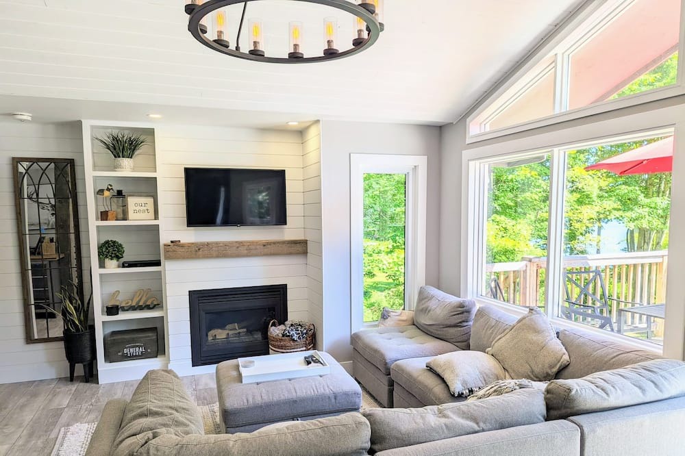 Photo of Livingroom in Marmora and Lake
