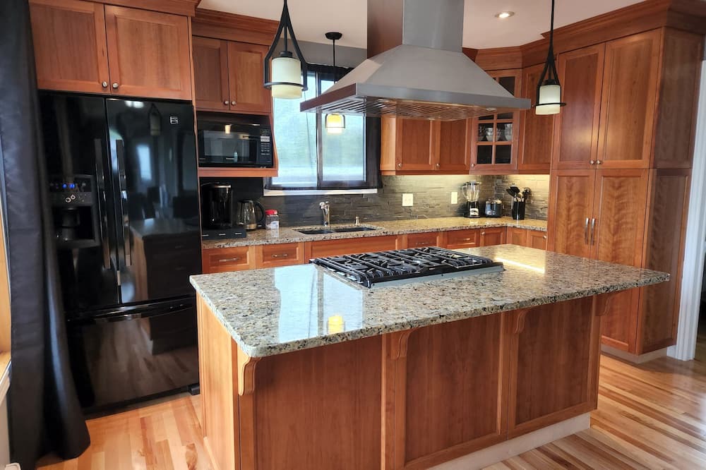 Photo of Kitchen in Front of Yonge