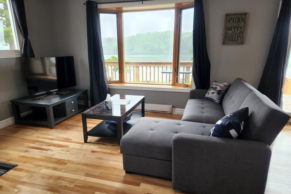 Photo of Livingroom in Front of Yonge