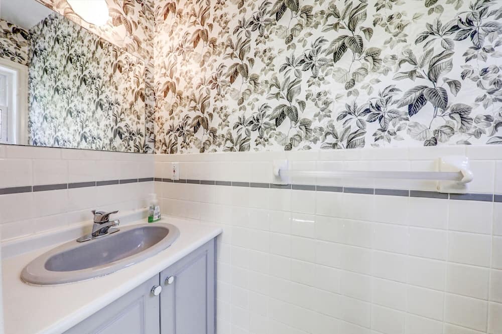 Photo of Bathroom in Rosedale