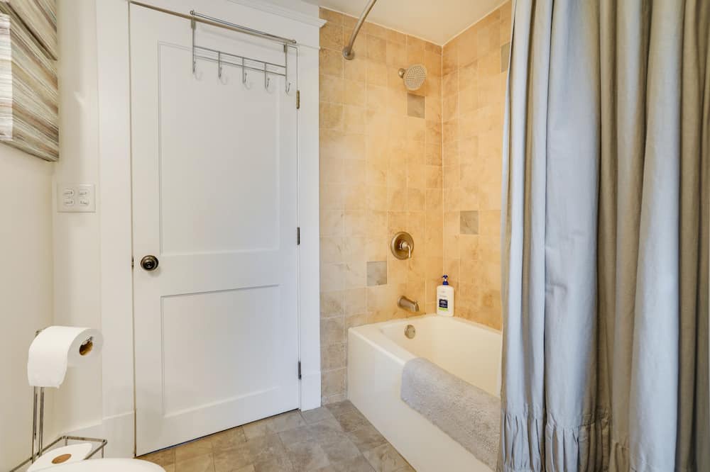 Photo of Bathroom in Lindstrom