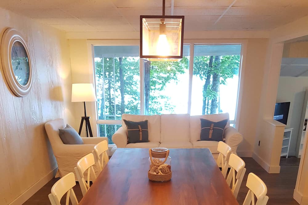Photo of Livingroom in Bracebridge