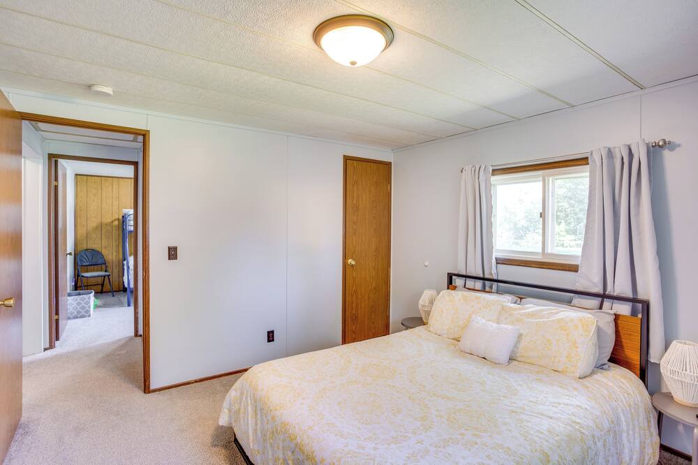 Photo of Bedroom in Maple Lake