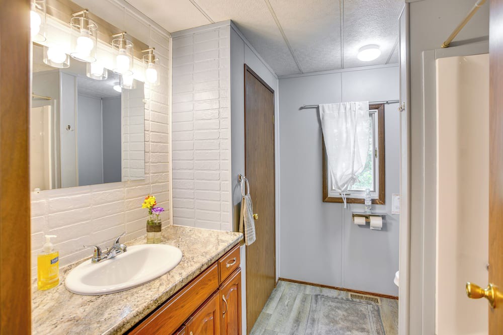 Photo of Bathroom in Maple Lake