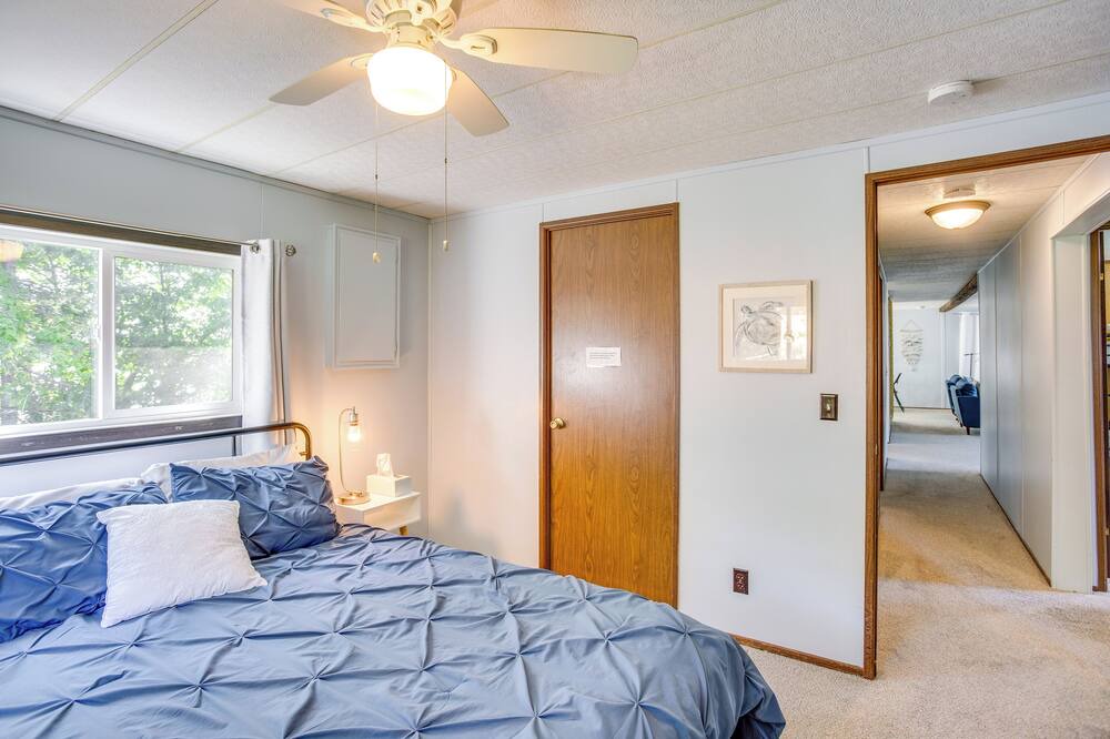 Photo of Bedroom in Maple Lake
