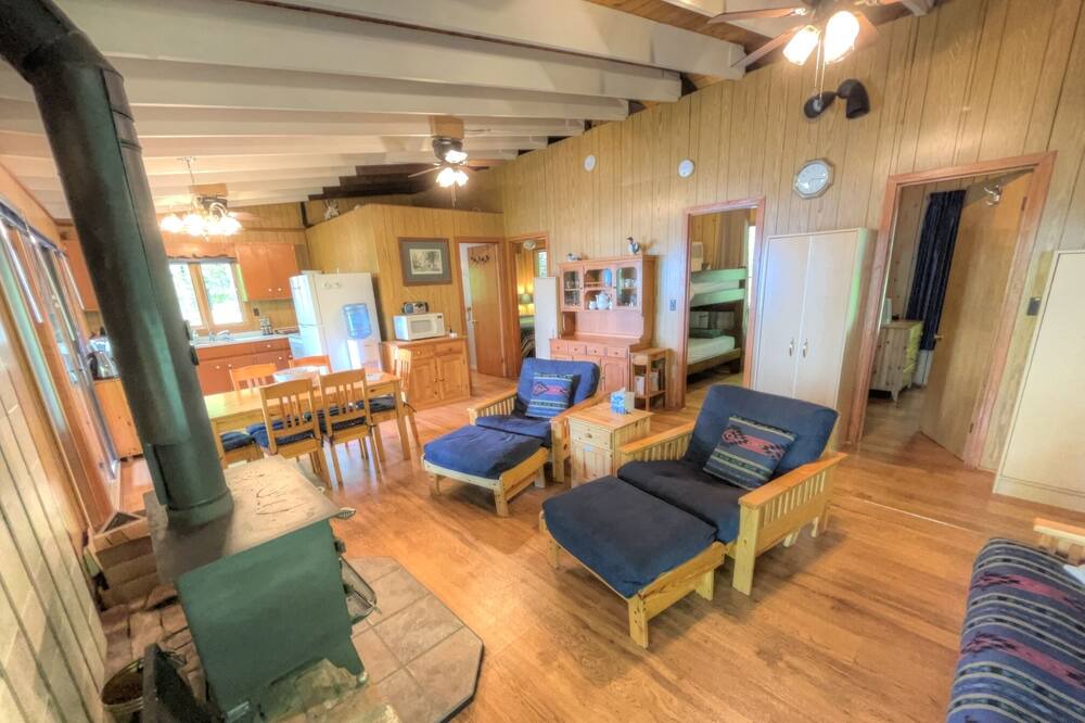 Photo of Livingroom in Rideau Lakes