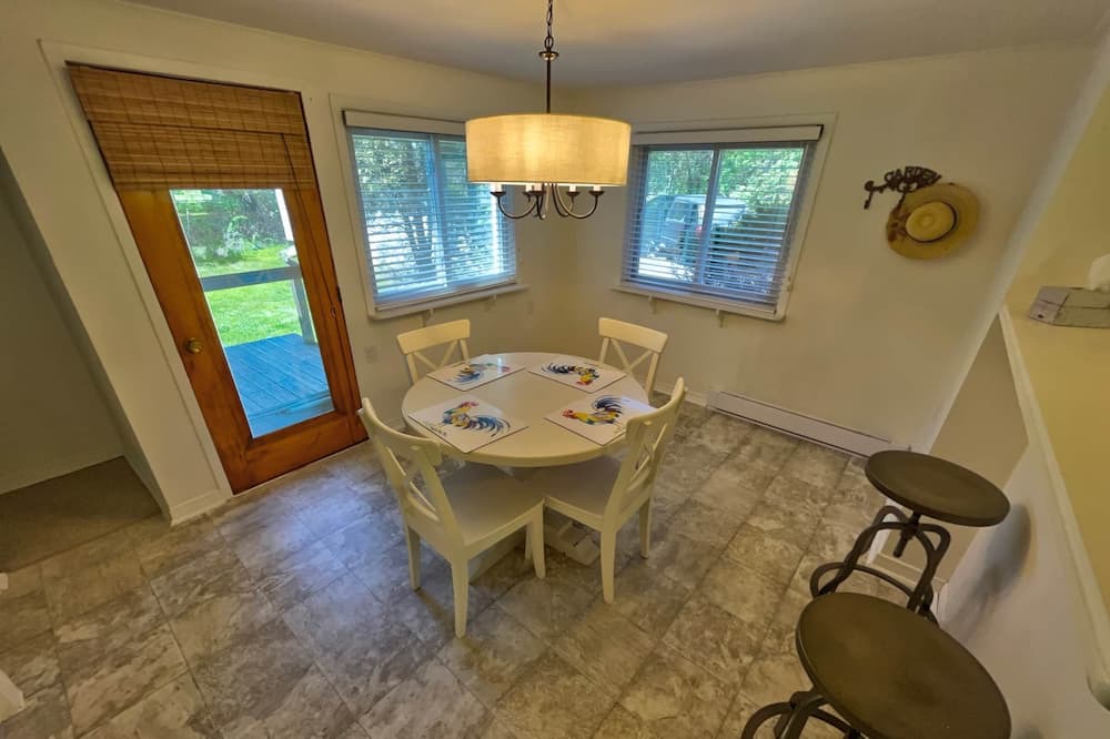 Photo of Livingroom in Newboro