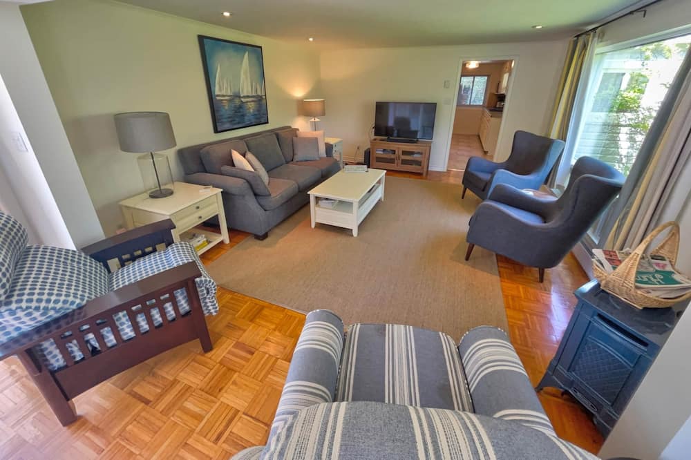 Photo of Livingroom in Newboro