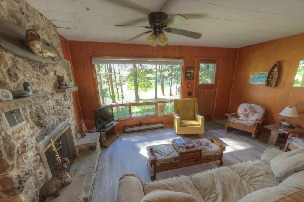 Photo of Livingroom in Rideau Lakes