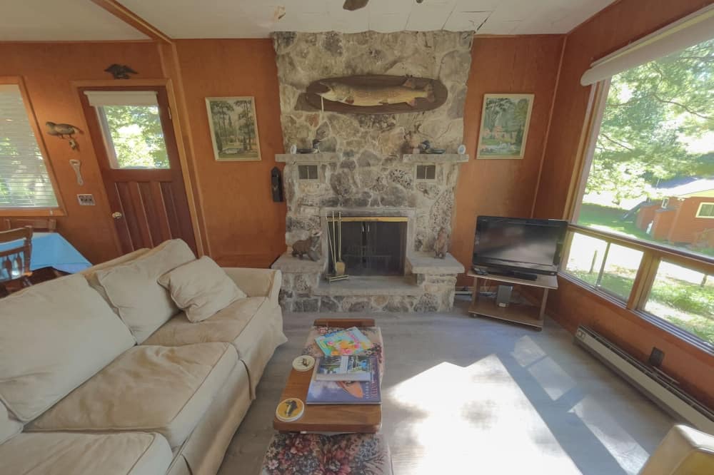 Photo of Livingroom in Rideau Lakes