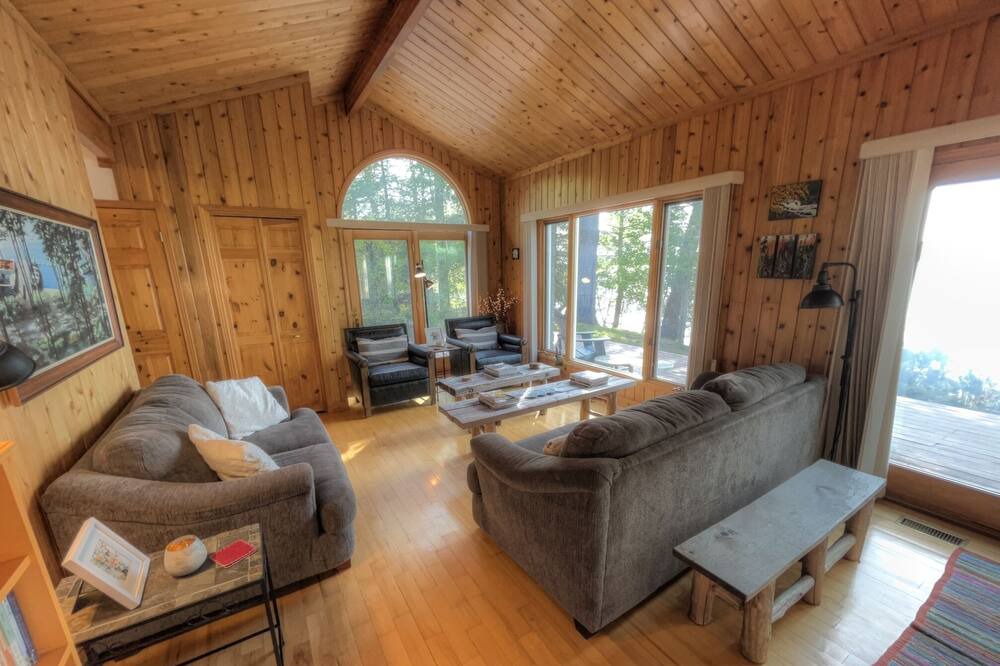 Photo of Livingroom in Rideau Lakes