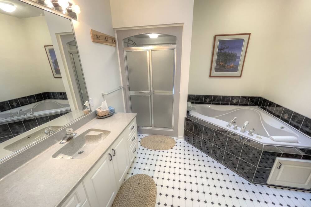 Photo of Bathroom in Rideau Lakes