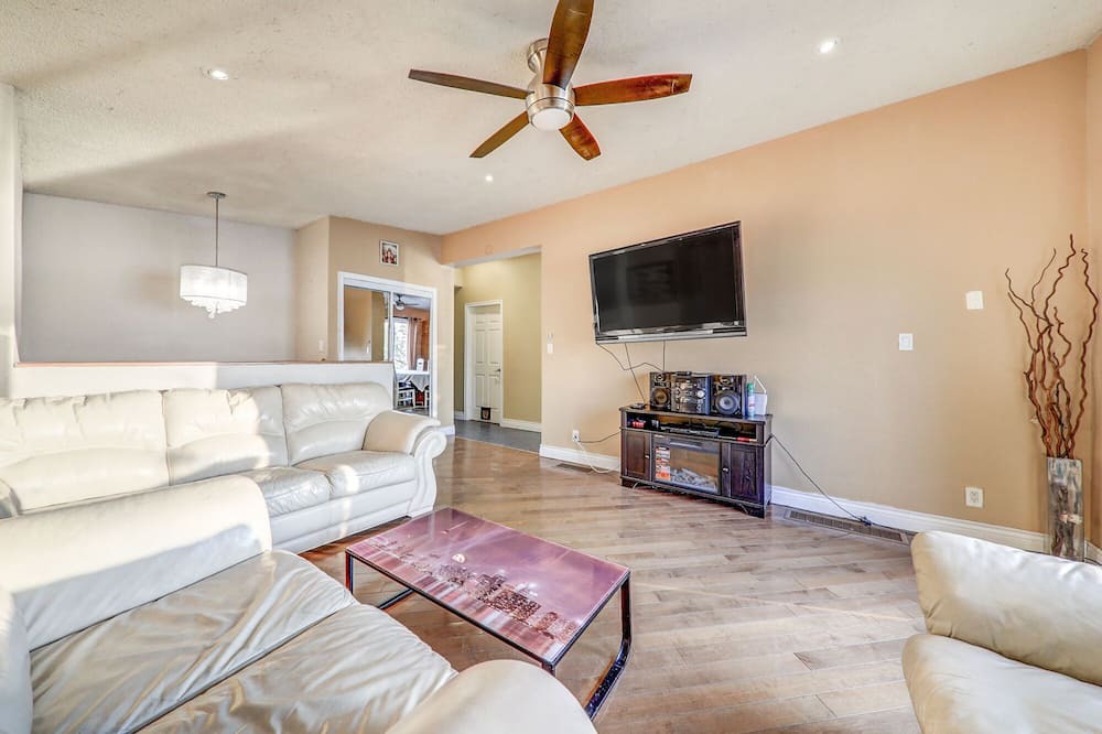 Photo of Livingroom in Janetville
