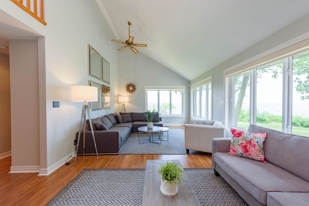 Photo of Livingroom in Stoney Creek