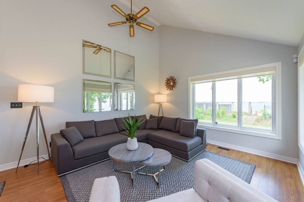 Photo of Livingroom in Stoney Creek