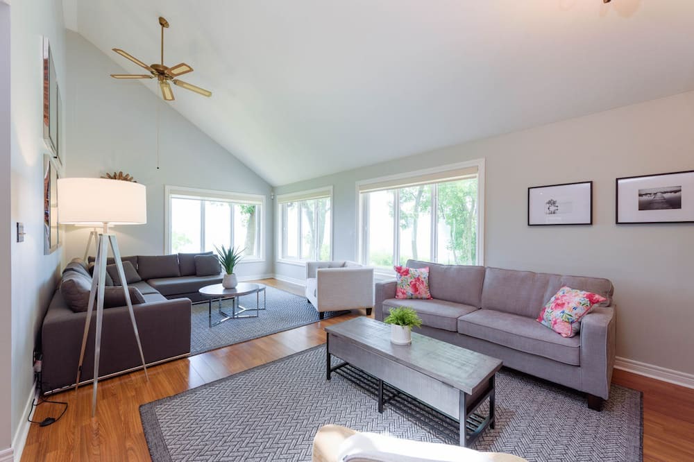 Photo of Livingroom in Stoney Creek